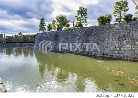 晩秋の二条城　堀　京都市中京区 134416023