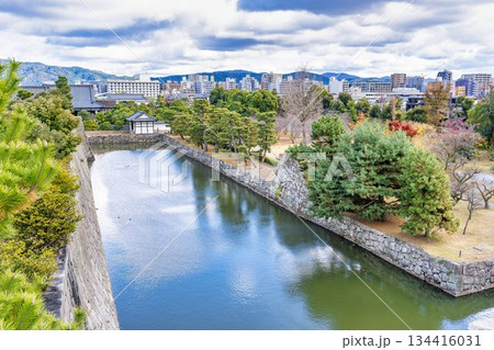 晩秋の二条城　天守閣跡から見た堀　京都市中京区 134416031