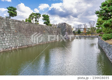 晩秋の二条城 西橋から見た堀 京都市中京区 晩秋の二条城 西橋から見た堀 京都市中京区 134416035