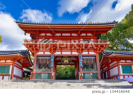 晩秋の八坂神社 西楼門　京都府京都市 134416048