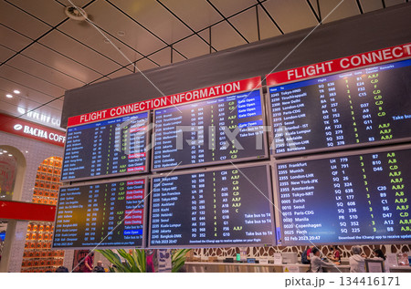 【シンガポール】シンガポール・チャンギ国際空港のフライトの出発や到着を表示する電光掲示板 【シンガポール】シンガポール・チャンギ国際空港のフライトの出発や到着を表示する電光掲示板 134416171