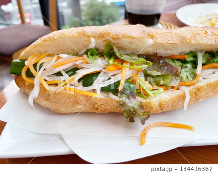 バインミー ベトナム料理の人気フランスパンサンドイッチ バインミー ベトナム料理の人気フランスパンサンドイッチ 134416367
