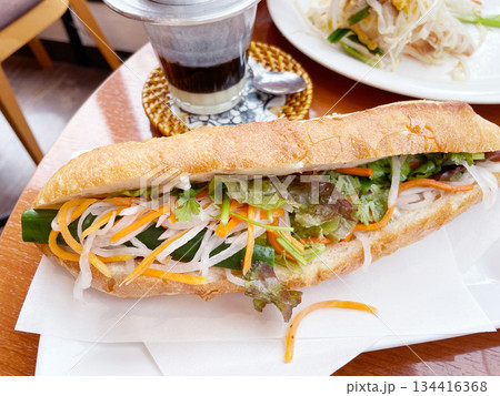 バインミー ベトナム料理の人気フランスパンサンドイッチ バインミー ベトナム料理の人気フランスパンサンドイッチ 134416368