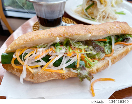 バインミー ベトナム料理のサンドイッチ 134416369
