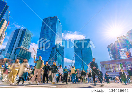日本の東京都市景観年の瀬。ビルが林立する渋谷…インバウンドは続く。いざ、新時代へ、希望の光… 134416642