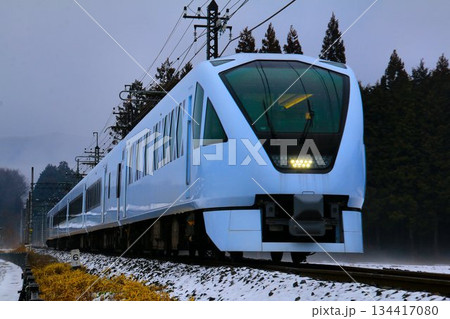 雪景色を眺めつつ超豪華特急は日光・鬼怒川へ… 東武鉄道・特急『スペーシアX』N100系 134417080