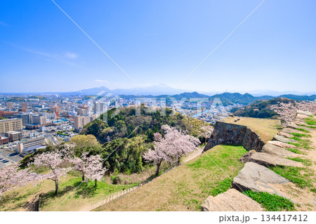 〈鳥取県〉春の米子城跡からの眺望 米子市内と大山 4月 〈鳥取県〉春の米子城跡からの眺望 米子市内と大山 4月 134417412