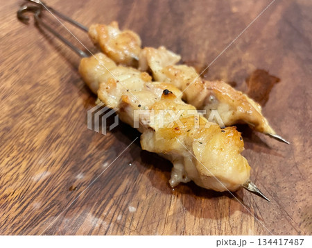 鉄串の焼鳥 炭火で香ばしく焼いた本格焼き鳥 鉄串の焼鳥 炭火で香ばしく焼いた本格焼き鳥 134417487