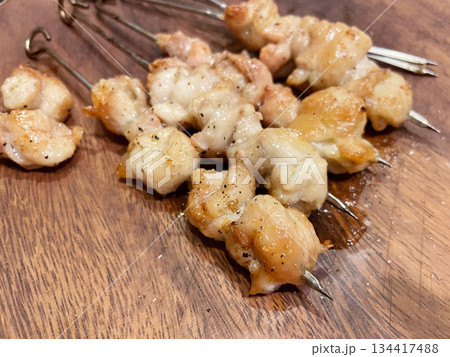 鉄串の焼鳥 炭火で香ばしく焼いた本格焼き鳥 134417488