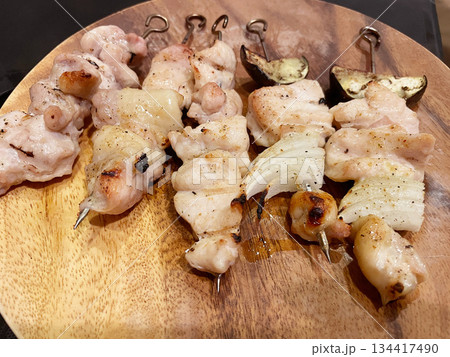 鉄串の焼鳥 炭火で香ばしく焼いた本格焼き鳥 鉄串の焼鳥 炭火で香ばしく焼いた本格焼き鳥 134417490