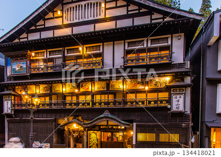 【山形県_銀山温泉】大正ロマンの雰囲気が漂う秋宵の温泉街 10月 【山形県_銀山温泉】大正ロマンの雰囲気が漂う秋宵の温泉街 10月 134418021