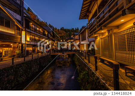 【山形県_銀山温泉】大正ロマンの雰囲気が漂う秋宵の温泉街 10月 134418024