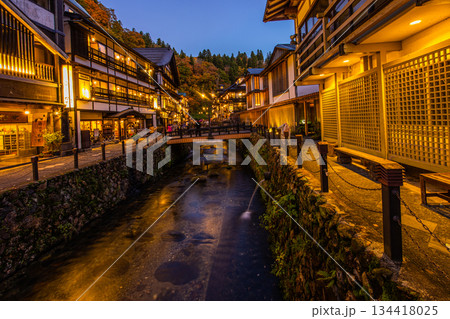 【山形県_銀山温泉】大正ロマンの雰囲気が漂う秋宵の温泉街 10月 【山形県_銀山温泉】大正ロマンの雰囲気が漂う秋宵の温泉街 10月 134418025