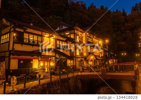 【山形県_銀山温泉】大正ロマンの雰囲気が漂う秋宵の温泉街 10月 134418028