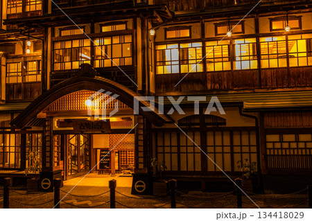 【山形県_銀山温泉】大正ロマンの雰囲気が漂う秋宵の温泉街 10月 134418029