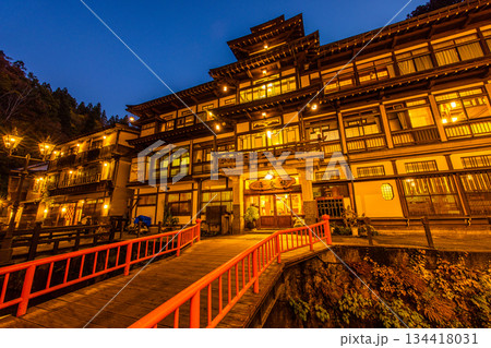 【山形県_銀山温泉】大正ロマンの雰囲気が漂う秋宵の温泉街 10月 134418031