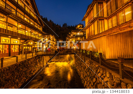 【山形県_銀山温泉】大正ロマンの雰囲気が漂う秋宵の温泉街 10月 134418033
