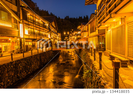 【山形県_銀山温泉】大正ロマンの雰囲気が漂う秋宵の温泉街 10月 134418035