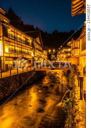 【山形県_銀山温泉】大正ロマンの雰囲気が漂う秋宵の温泉街 10月 134418037
