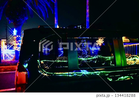 自家用車に映ったクリスマスイルミネーション 自家用車に映ったクリスマスイルミネーション 134418288