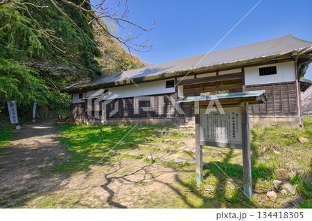 〈鳥取県〉米子城跡 旧小原家長屋門 4月 〈鳥取県〉米子城跡 旧小原家長屋門 4月 134418305