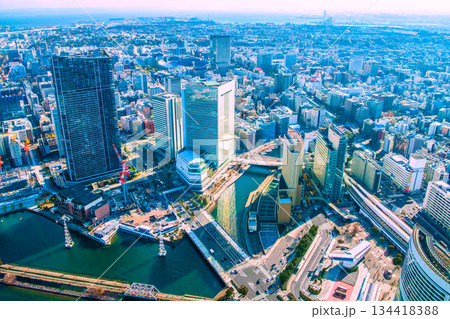 日本の横浜都市景観 横浜の街。桜木町駅や横浜市役所、ヨコハマエアキャビン桜木町駅、野毛などを望む 134418388