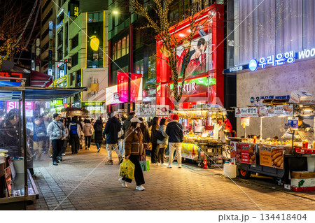 韓国　ソウル　明洞の夜景 134418404
