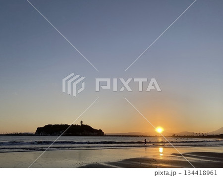 冬の海に映る夕日と江の島のシルエット 冬の海に映る夕日と江の島のシルエット 134418961