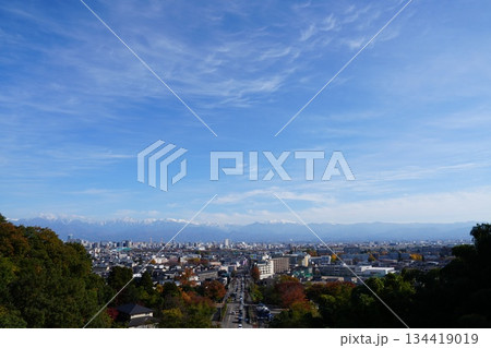 富山市フットパス連絡橋からみた富山の街並み 134419019