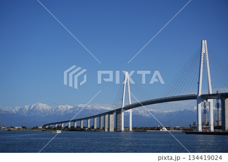 立山連峰と新湊大橋の絶景 立山連峰と新湊大橋の絶景 134419024