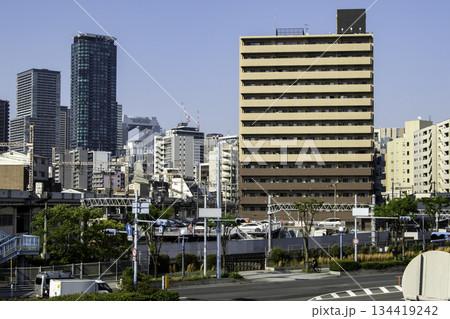 密集した日本の都市部のビル群と高層マンション 134419242