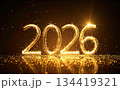 2026年の新年を祝う華やかなゴールドの輝き 134419321