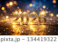 2026年の新年を祝う華やかなゴールドの輝き 134419322
