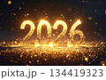 2026年の新年を祝う華やかなゴールドの輝き 134419323