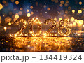 2026年の新年を祝う華やかなゴールドの輝き 134419324