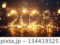 2026年の新年を祝う華やかなゴールドの輝き 134419325