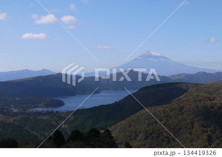 大観山より芦ノ湖と富士山 大観山より芦ノ湖と富士山 134419326