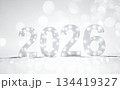 白い背景に立体数字で表現された2026年の新年イメージ 134419327