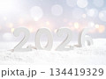 白い背景に立体数字で表現された2026年の新年イメージ 134419329