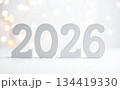 白い背景に立体数字で表現された2026年の新年イメージ 134419330