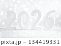 白い背景に立体数字で表現された2026年の新年イメージ 134419331
