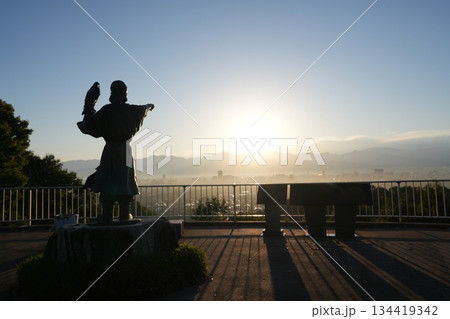 呉羽山展望台からの日の出を望む 呉羽山展望台からの日の出を望む 134419342