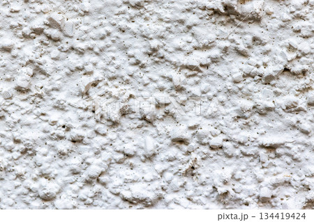 ざらざらした質感の白い壁 134419424