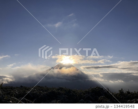 雲が割れて差し込む初日の出と富士山 134419548