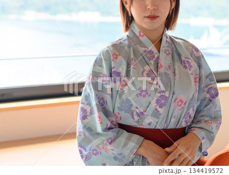 浴衣姿の女性と窓の外の景色 浴衣姿の女性と窓の外の景色 134419572