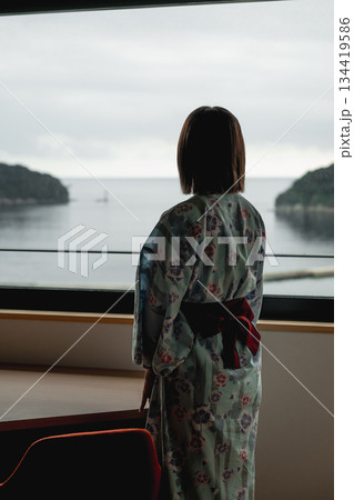 窓から海を眺める浴衣姿の女性 窓から海を眺める浴衣姿の女性 134419586