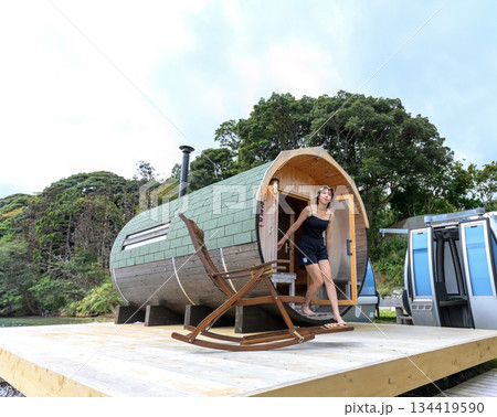 樽型サウナから出る20代女性 134419590