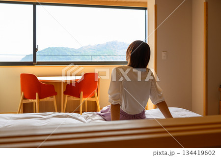 窓の外の景色を眺める女性 134419602