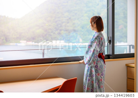 浴衣の女性が窓から景色を眺める 浴衣の女性が窓から景色を眺める 134419603
