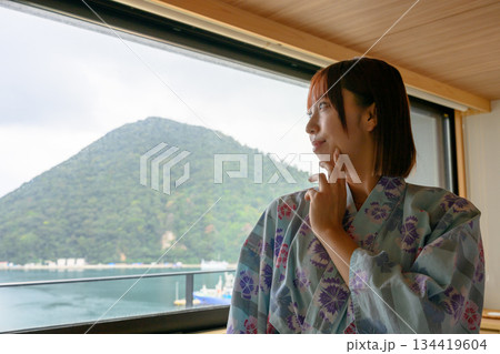 窓から自然を望む浴衣の女性 134419604